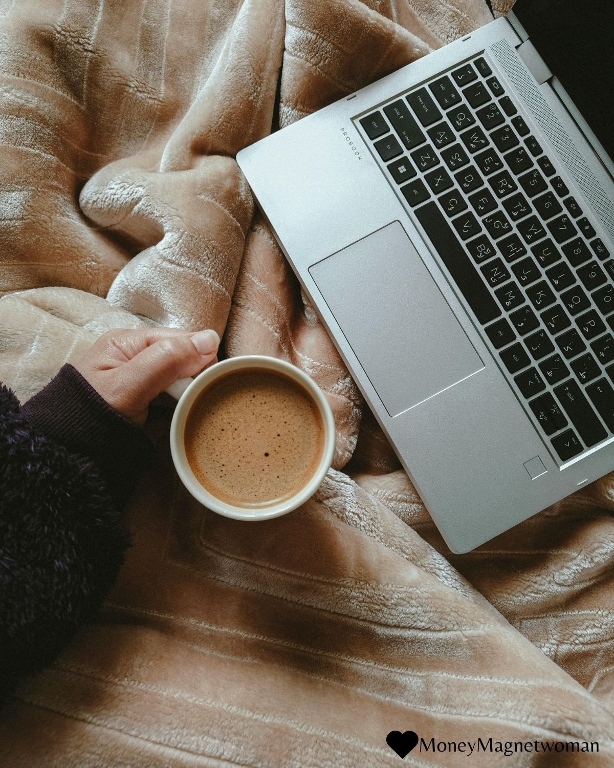 Pinterest Marketing für Frauen – digitales Business mit Laptop und Kaffee